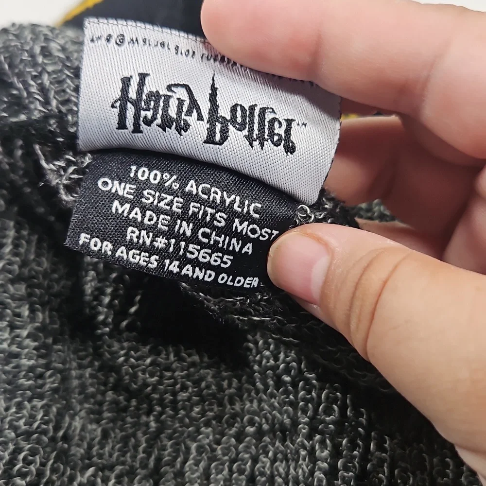 GUC harry potter gryffindor scarf and hogwartz heather gray beanie